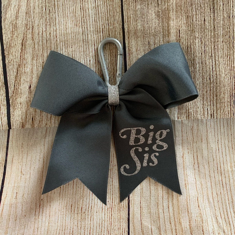Gray bow with clip that says Big Sis